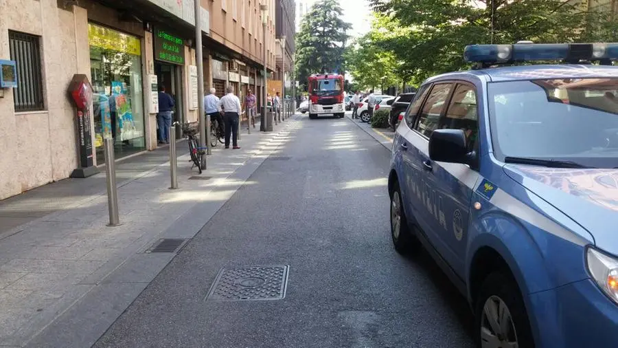 L'intervento di polizia e soccorritori in via Einaudi