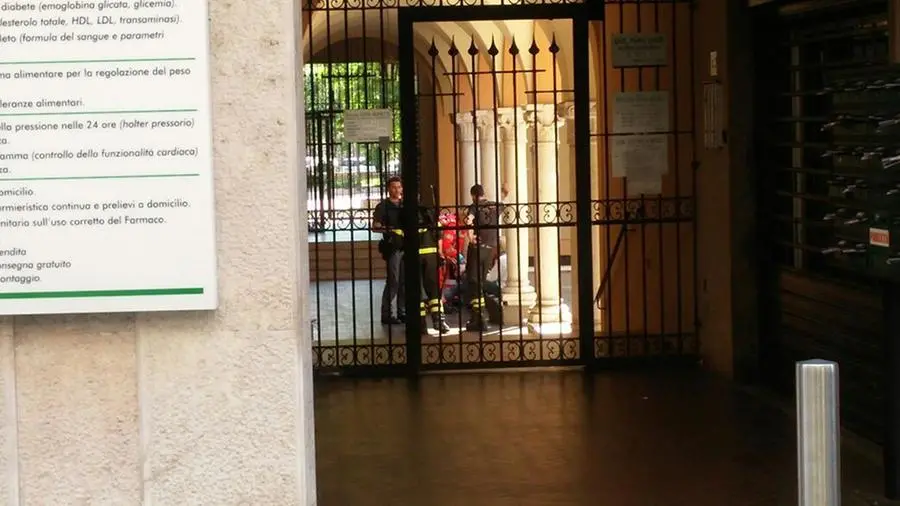 L'intervento di polizia e soccorritori in via Einaudi