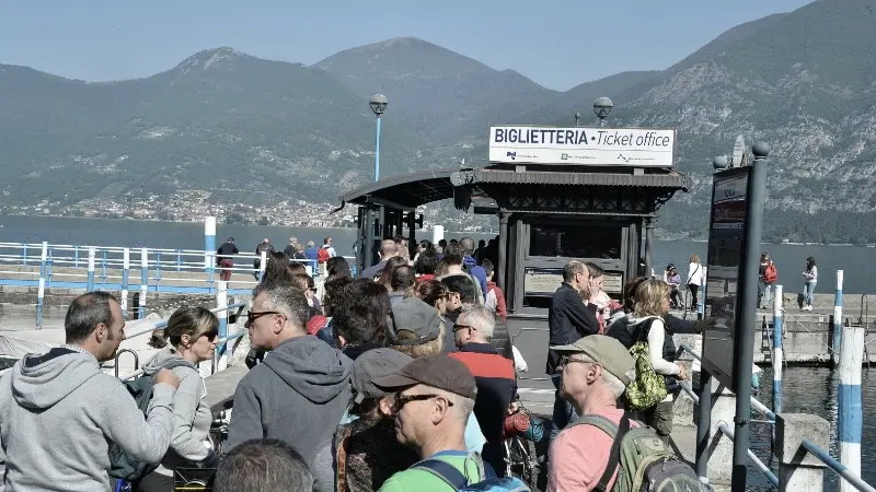 Code all'imbarcadero per Montisola