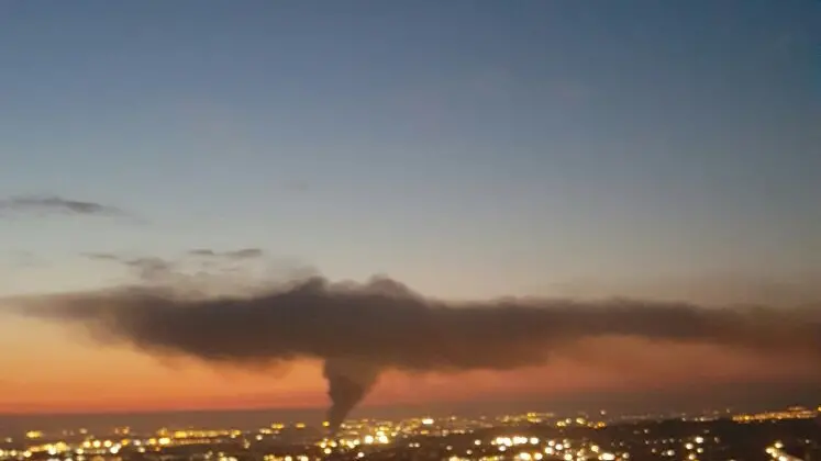 Il fumo che si è sprigionato nell'incendio visibile anche dalla Maddalena. (Foto del nostro lettore Mario Giordano)