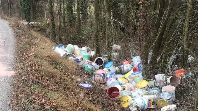 Bidoni abbandonati lungo la Strada dell'Orso