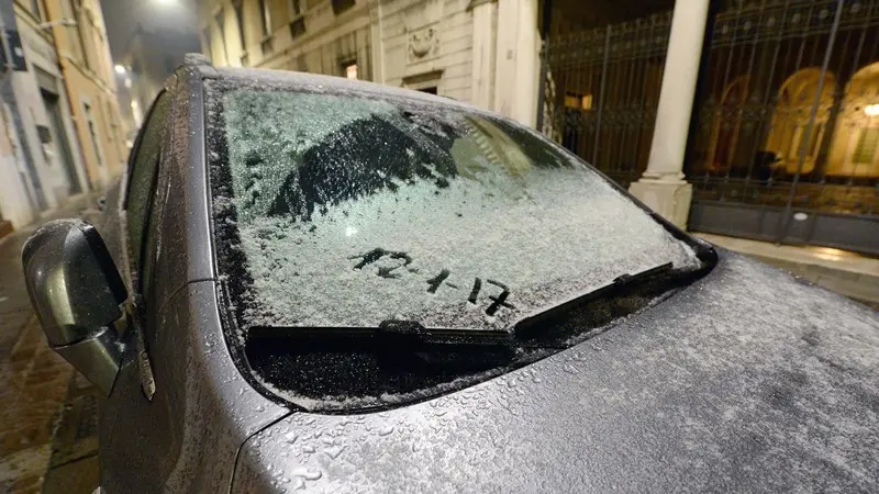 Primi fiocchi di neve per le vie della città