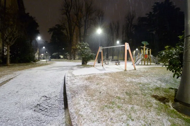 Primi fiocchi di neve per le vie della città