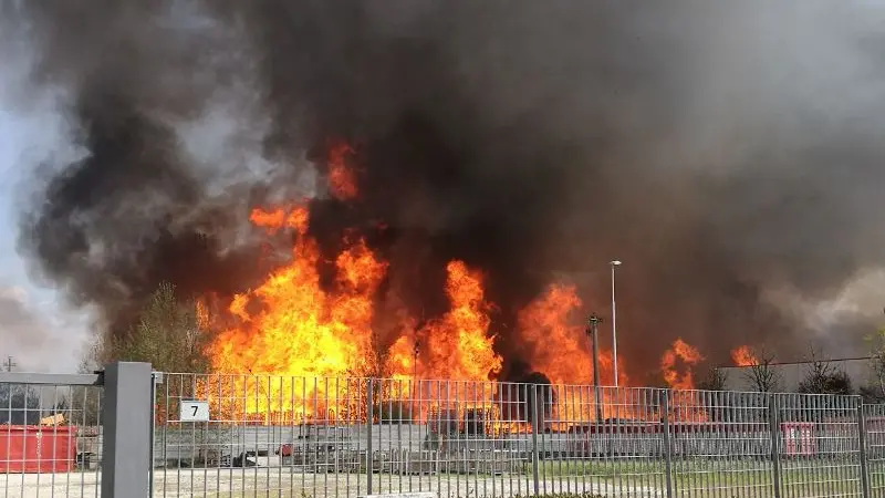 Maxi incendio a Montichiari, chiusa la Goitese