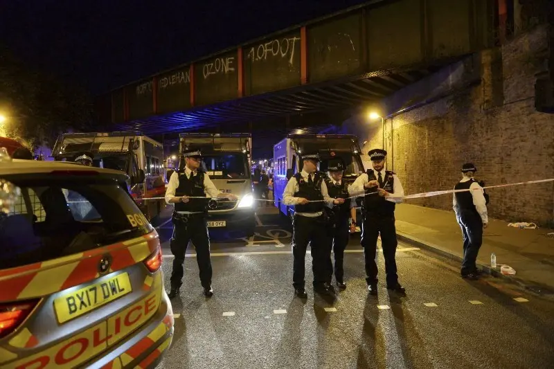 Londra, van sui fedeli all'uscita dalla moschea di Finnsbury Park