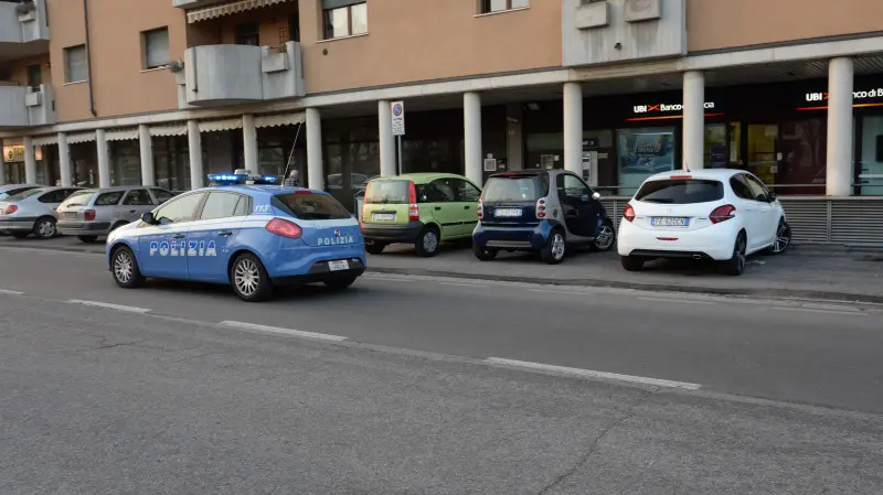 La Polizia fuori dalla filiale di Ubi di via Masaccio dopo la rapina