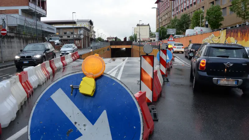 Via Dalmazia, lunghe code per la chiusura del sottopasso