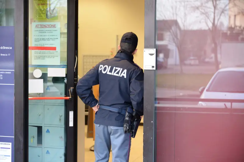 La Polizia fuori dalla filiale di Ubi di via Masaccio dopo la rapina