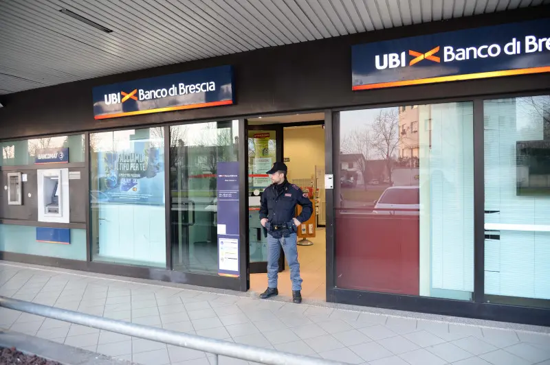 La Polizia fuori dalla filiale di Ubi di via Masaccio dopo la rapina