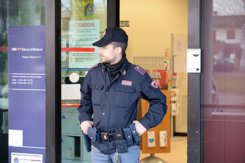 La Polizia fuori dalla filiale di Ubi di via Masaccio dopo la rapina