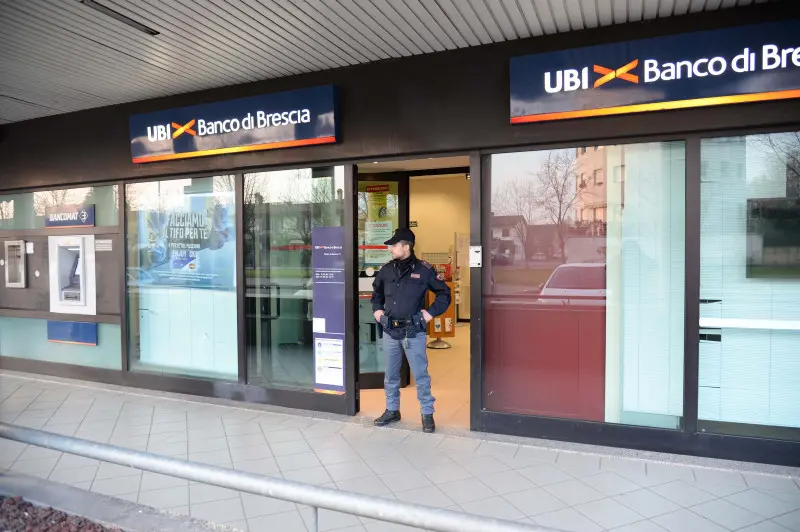 La Polizia fuori dalla filiale di Ubi di via Masaccio dopo la rapina