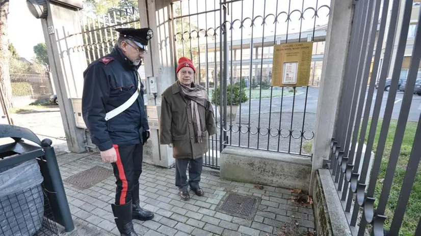 Il custode e i carabinieri fuori dall'ex Seminario, luogo del ritrovamento