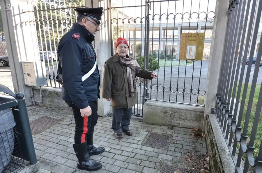 Il custode e i carabinieri fuori dall'ex Seminario, luogo del ritrovamento