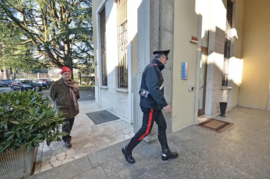 Il custode e i carabinieri fuori dall'ex Seminario, luogo del ritrovamento