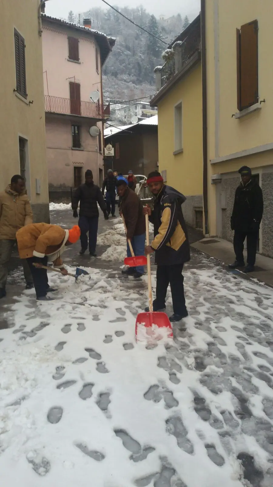 Profughi al lavoro ad Anfo per spalare la neve