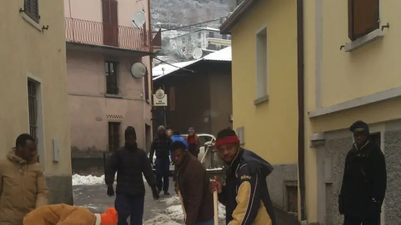 Profughi al lavoro ad Anfo per spalare la neve