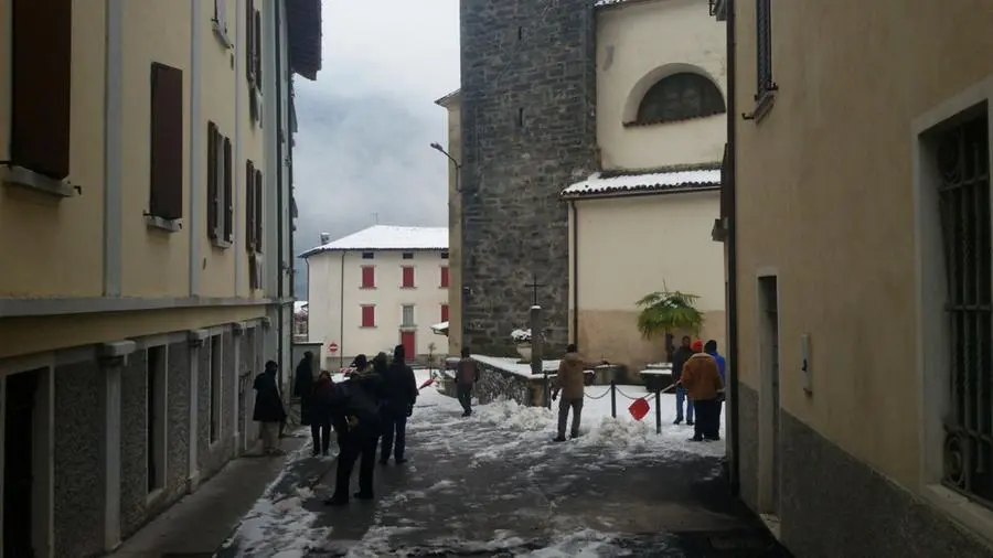 Profughi al lavoro ad Anfo per spalare la neve