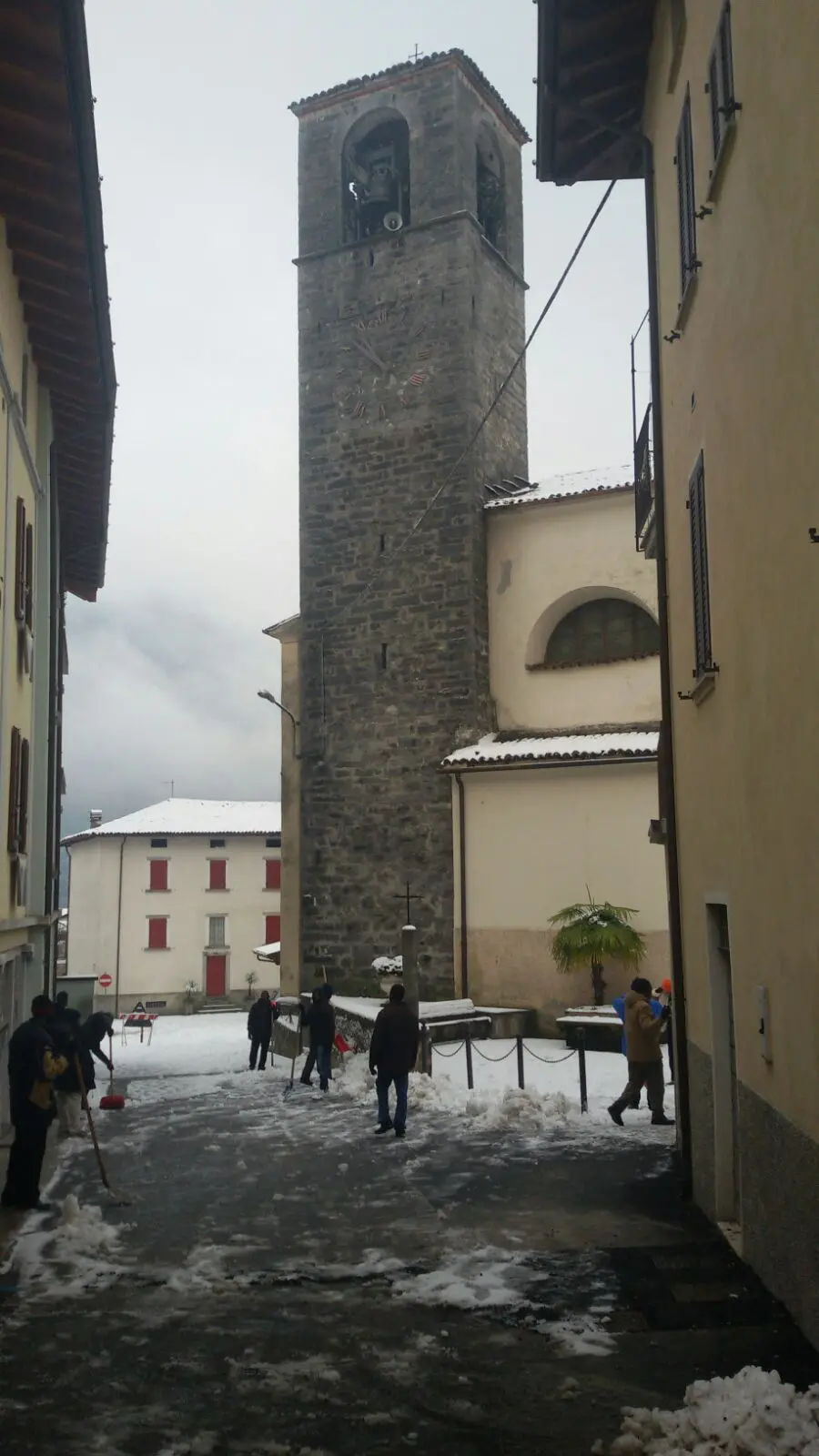 Profughi al lavoro ad Anfo per spalare la neve