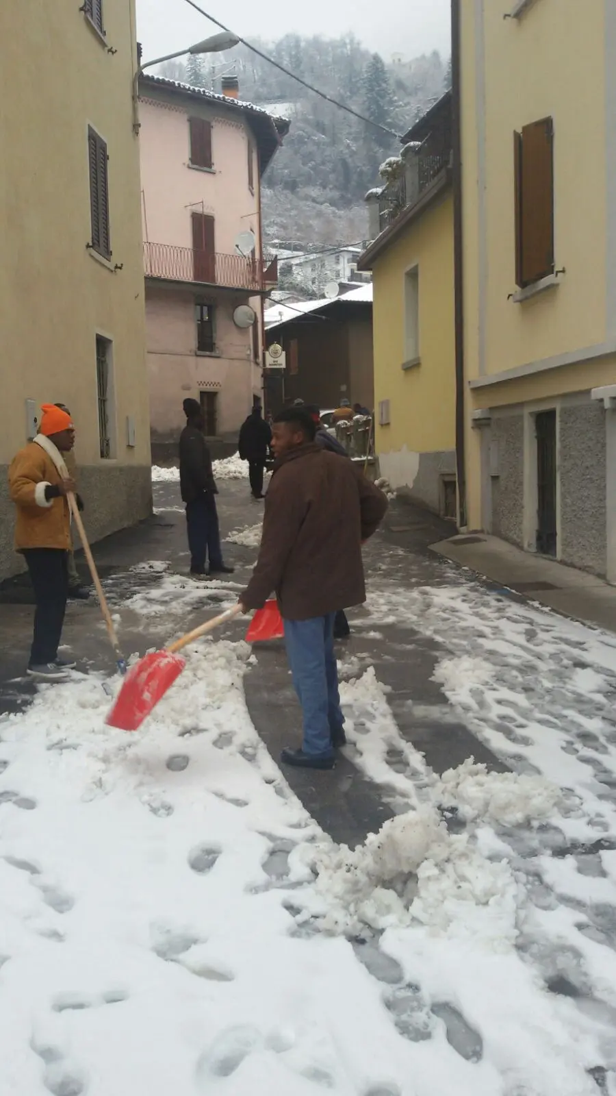Profughi al lavoro ad Anfo per spalare la neve