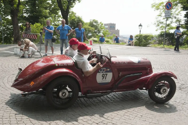 Mille Miglia: il passaggio delle auto in Castello