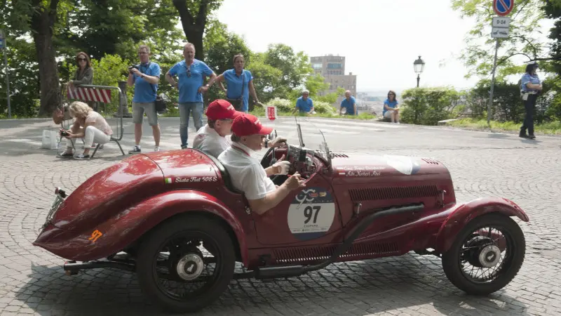 Mille Miglia: il passaggio delle auto in Castello