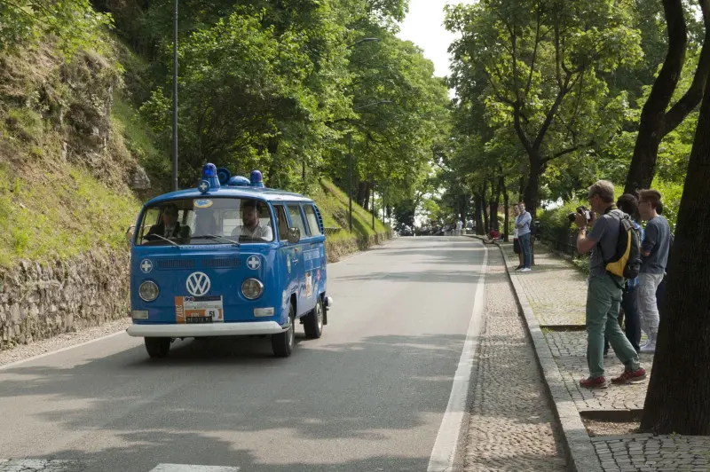 Mille Miglia: il passaggio delle auto in Castello