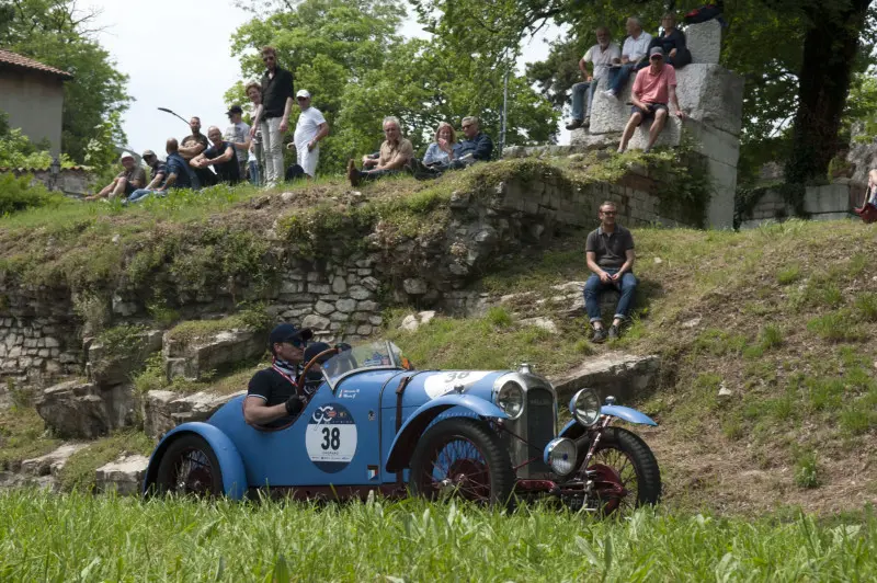 Mille Miglia: il passaggio delle auto in Castello