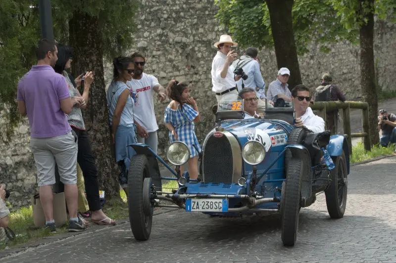 Mille Miglia: il passaggio delle auto in Castello