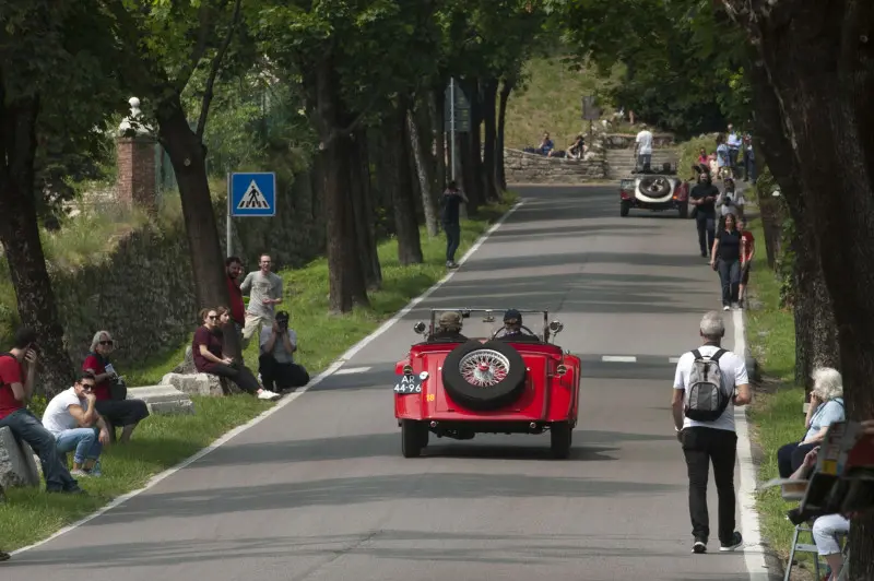 Mille Miglia: il passaggio delle auto in Castello