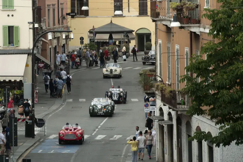 Mille Miglia: il passaggio delle auto in Castello