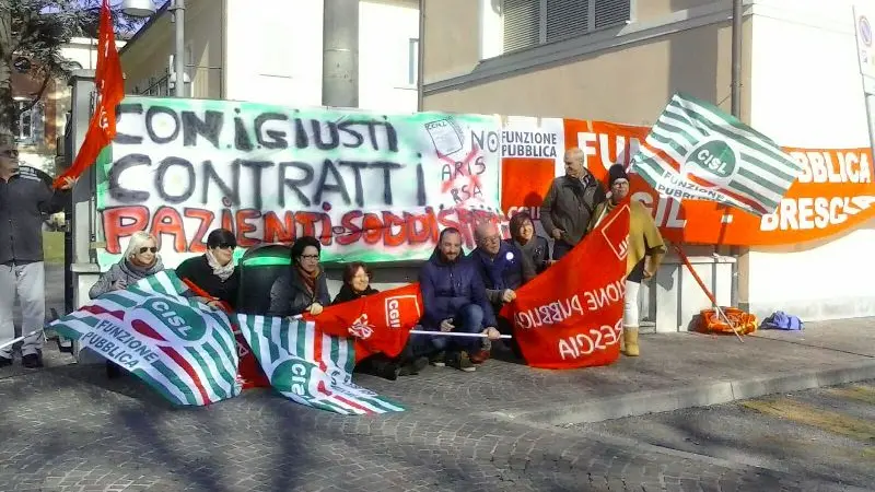 Protesta alla Don Gnocchi di Rovato