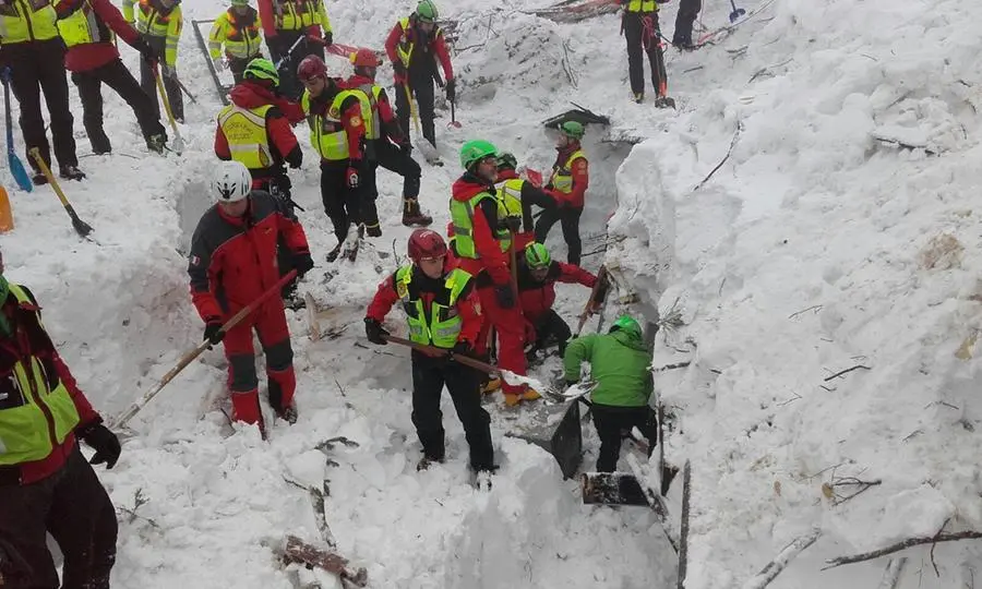 Il lavoro dei soccorritori nella zona dell'hotel Rigopiano