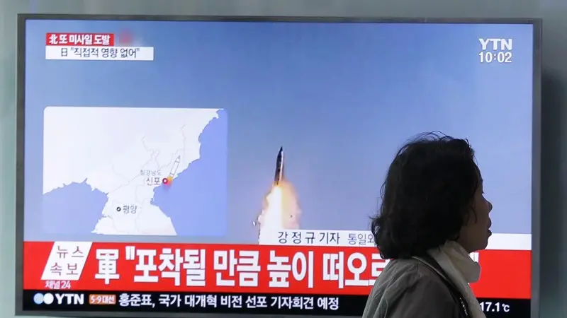 La tv sudcoreana parla del test missilistico della Corea del Nord - Foto Ansa/Ap Ahn Young-joon