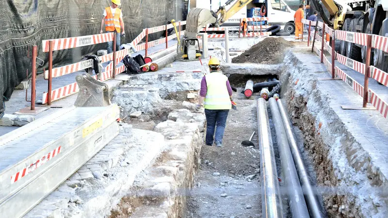 I lavori procedono vicino le mura viscontee
