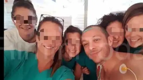 Il selfie di Rossi con i medici, pubblicata su Rimini today