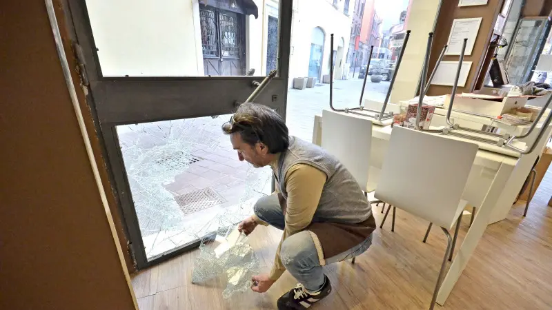La spaccata alla gelateria Il Mandorlo