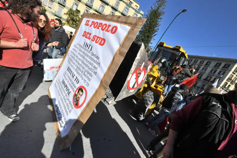 Napoli, scontri e violenza durante l'intervento di Salvini