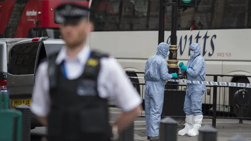 La Polizia di Londra sul luogo dell'arresto dell'uomo armato di coltelli