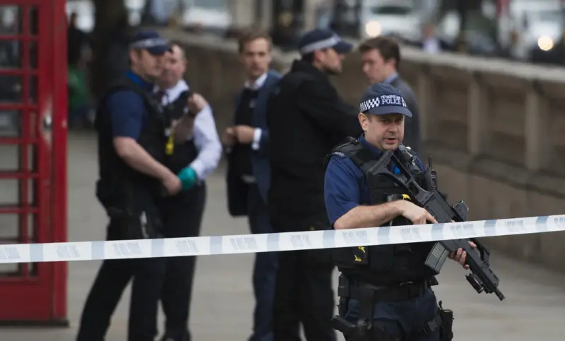 La Polizia di Londra sul luogo dell'arresto dell'uomo armato di coltelli
