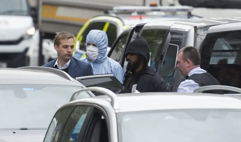 La Polizia di Londra sul luogo dell'arresto dell'uomo armato di coltelli