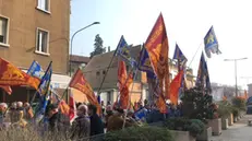 La manifestazione fuori dal Tribunale di Brescia