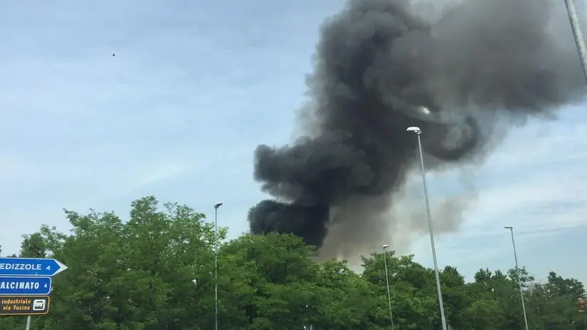 Incendio in discarica a Bedizzole, la colonna di fumo nero