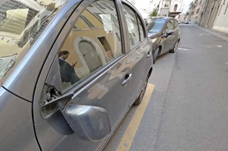 Specchietti in frantumi tra via Matteotti e via Marsala