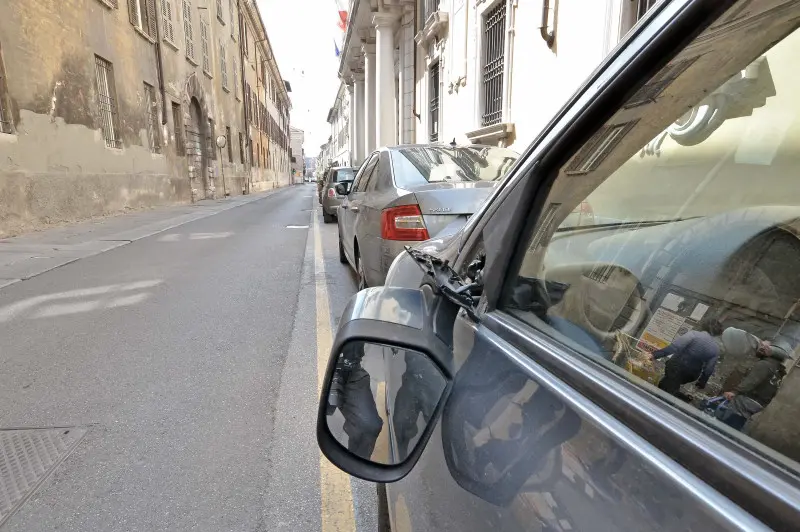 Specchietti in frantumi tra via Matteotti e via Marsala