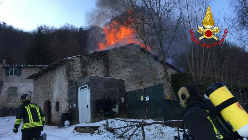 Il magazzino divorato dalle fiamme a Caino