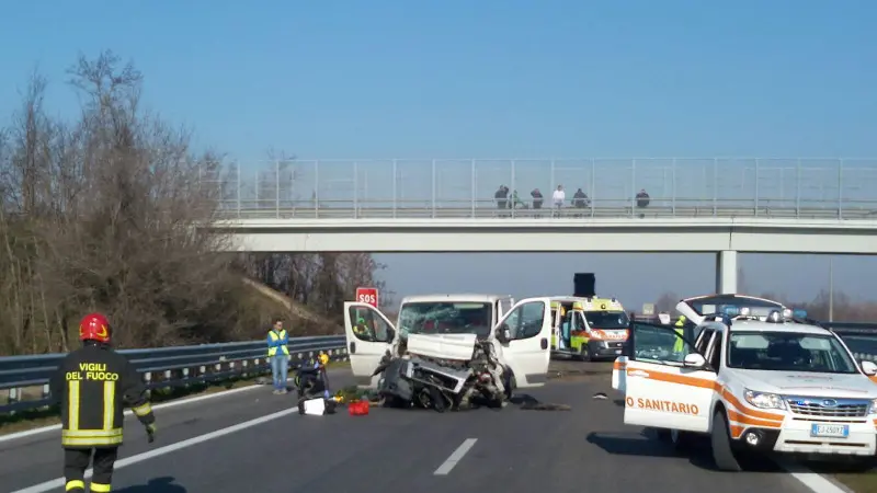 A21, tragico schianto: un morto e un ferito