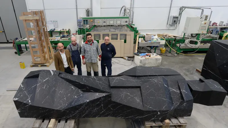 L'opera è stata realizzata dalla Ghirardi Marmi di Carpenedolo