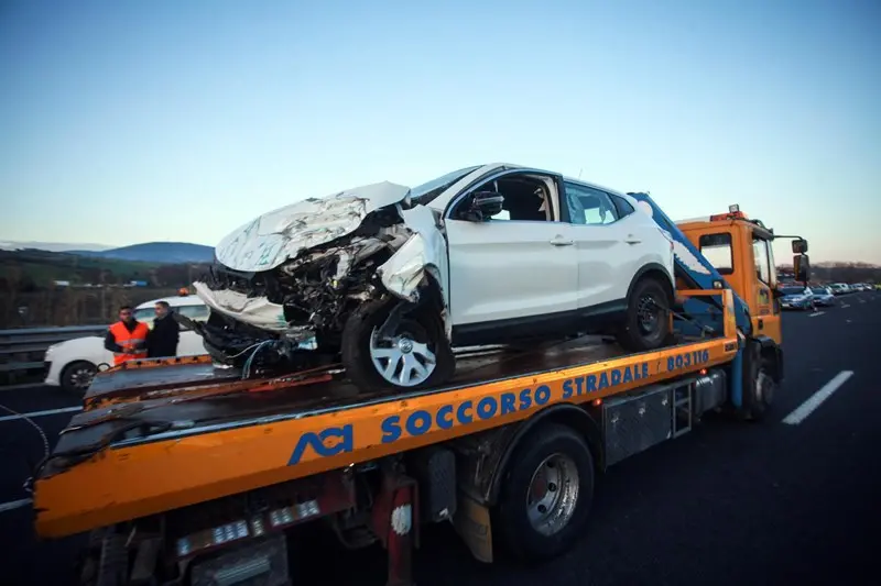 A14, crolla il ponte, due vittime