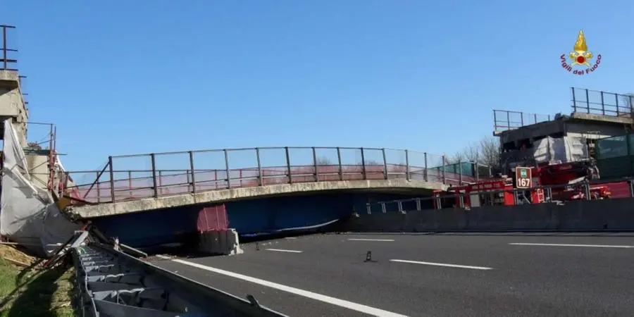 A14, crolla il ponte, due vittime