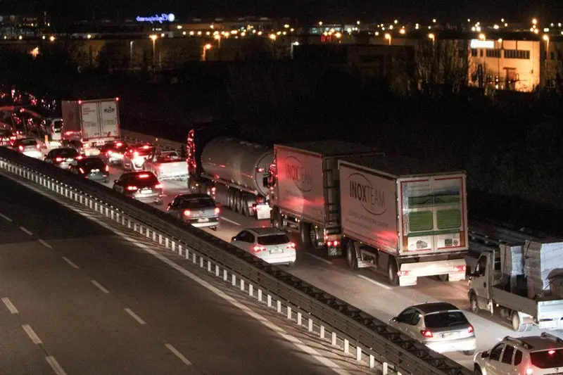 A14, crolla il ponte, due vittime